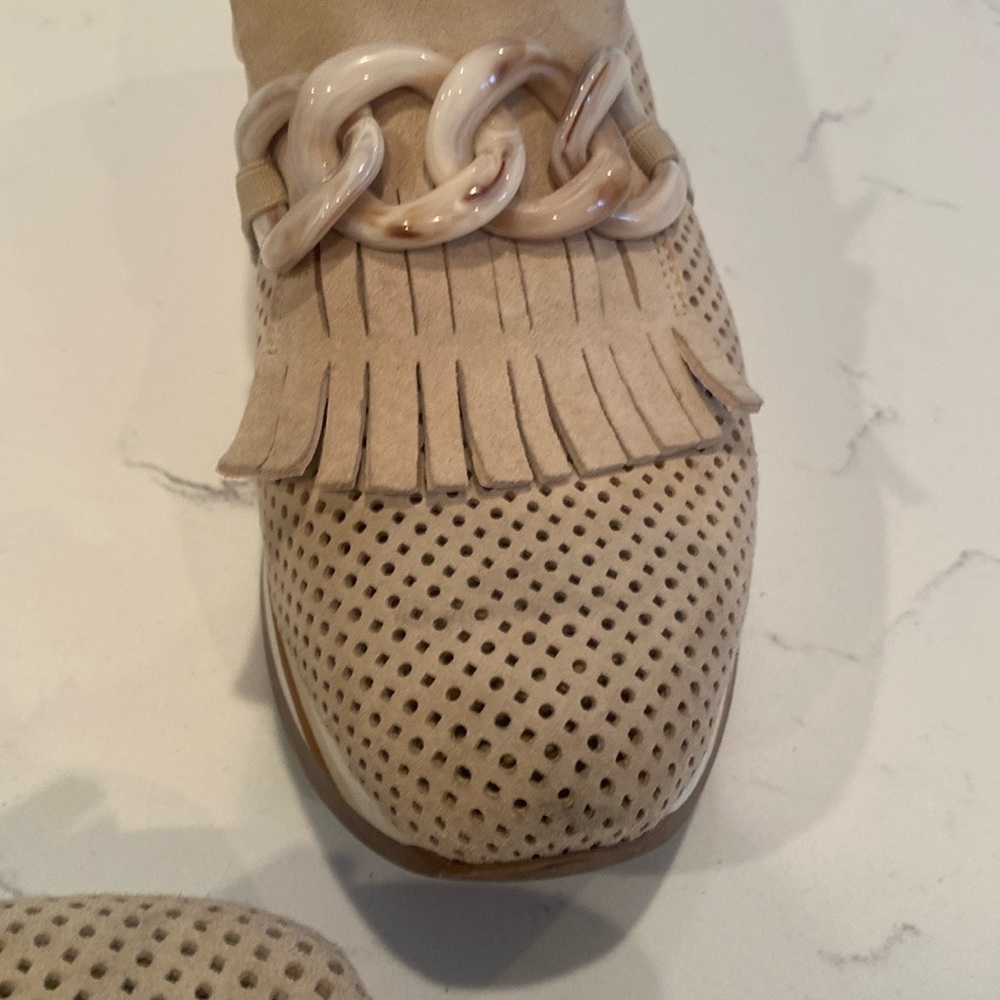 Softwaves shoes. Some mild wear as pictured but these are 275 retail